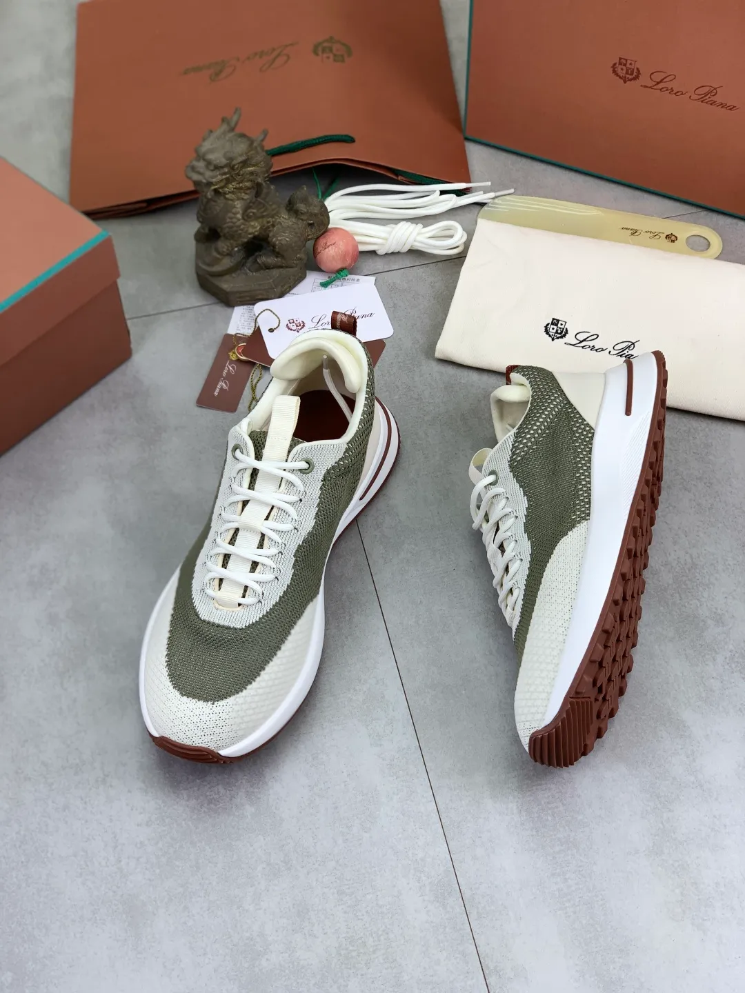 Men's men's shoes 💰P542 New style 💰High quality The latest casual shoes Loro Piana 💯Top grade💯Buy the original copy💯 Founded the existing Loro Piana company on April 24, 1924. The family has been operating for the sixth generation, providing top quality products to customers who are discerning in taste and quality. Imported original fly woven fabrics with cowhide fabric, plain calfskin lining, hand-stitched threads with cowhide feet, original packaging, high-end outsole, size: 38-46, multiple colors available, complete package